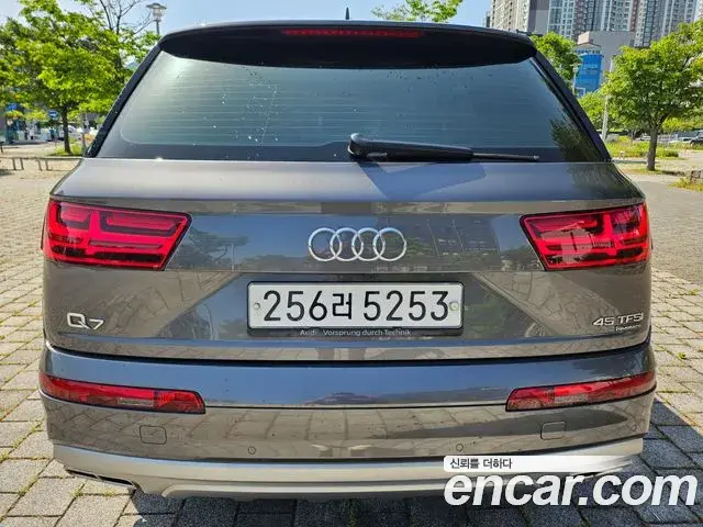 Audi Q7 2019 — ფოტო 3/20