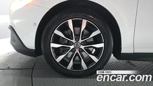 Volvo V40 Cross Country 2019 — Photo 2/38
