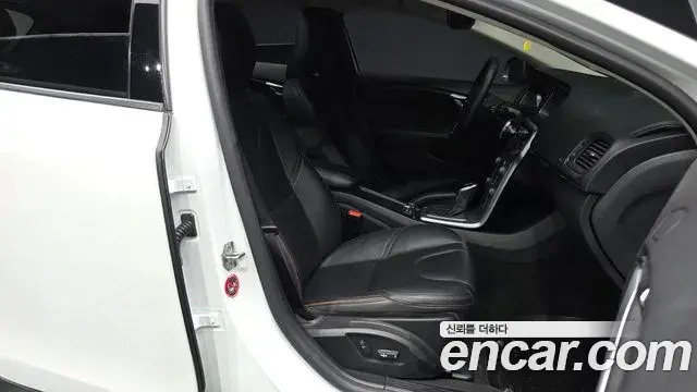 Volvo V40 Cross Country 2019 — Photo 15/38