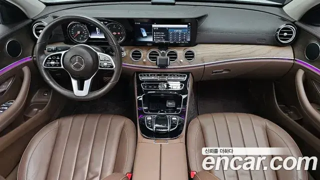 Mercedes-Benz E-Class 2019 — Photo 17/33