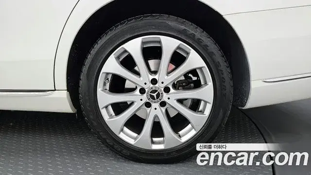 Mercedes-Benz E-Class 2019 — Photo 13/33