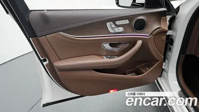 Mercedes-Benz E-Class 2019 — Photo 5/33