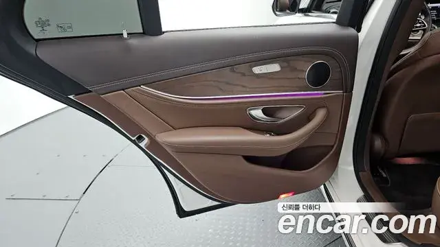 Mercedes-Benz E-Class 2019 — Photo 11/33