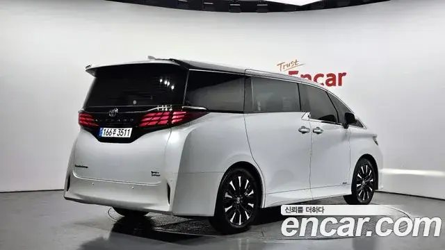Toyota Alphard 2025 — Photo 2/20