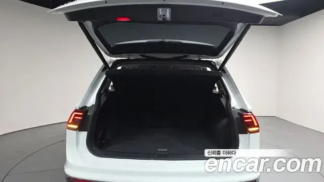Volkswagen Tiguan 2018 — Photo 20/32