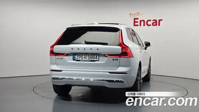 Volvo XC60 2022 — Şəkil 17/32
