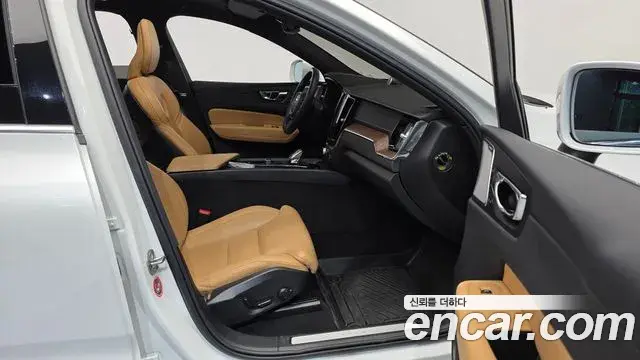 Volvo XC60 2022 — Şəkil 12/32