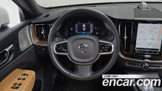 Volvo XC60 2022 — Şəkil 28/32