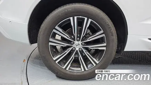 Volvo XC60 2022 — Şəkil 13/32