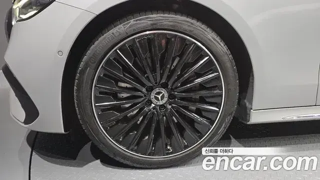 Mercedes-Benz E-Class 2024 — Photo 5/20