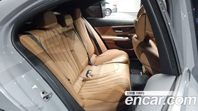 Mercedes-Benz E-Class 2024 — Photo 11/20