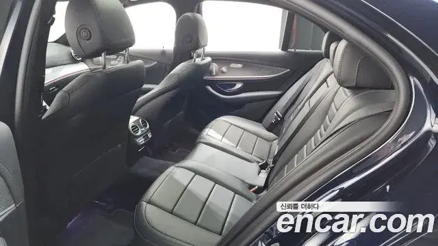 Mercedes-Benz E-Class 2021 — Photo 15/36