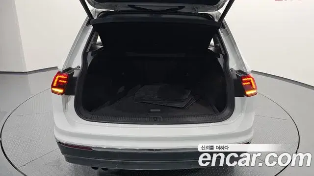 Volkswagen Tiguan 2018 — Şəkil 26/32