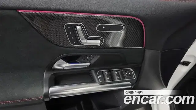 Mercedes-Benz GLA-Class 2021 — Şəkil 14/32