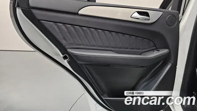 Mercedes-Benz GLE-Class 2018 — Şəkil 28/33