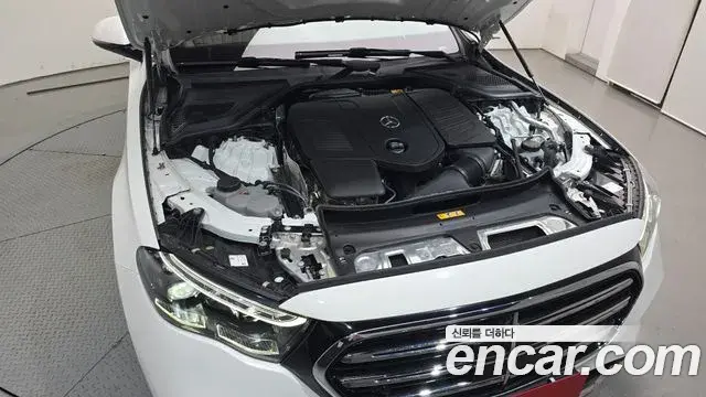 Mercedes-Benz E-Class 2024 — Photo 6/20