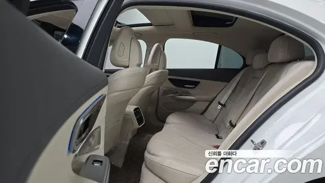 Mercedes-Benz E-Class 2024 — Photo 12/20