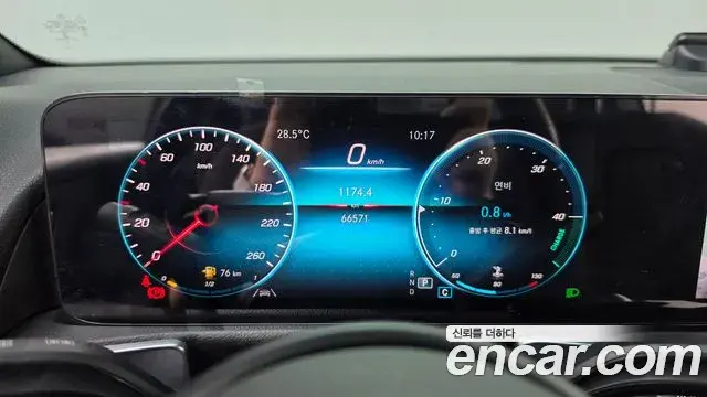 Mercedes-Benz GLB-Class 2021 — Şəkil 8/20