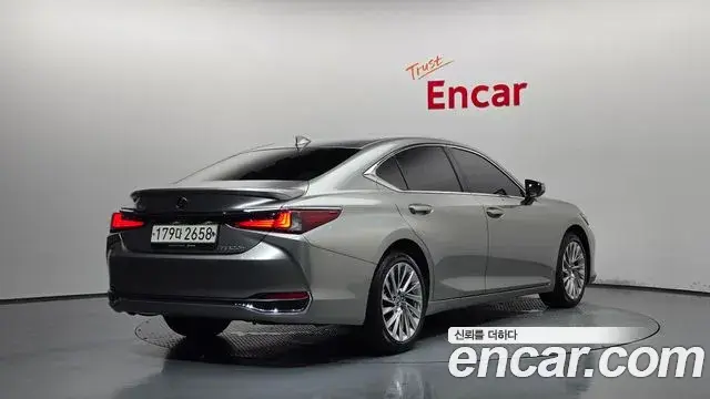Lexus ES300h 2022 — Photo 26/37