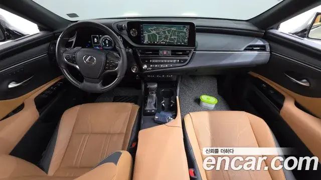 Lexus ES300h 2022 — Photo 17/37
