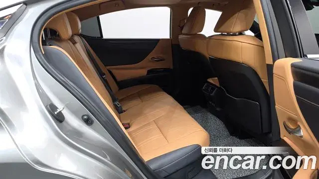 Lexus ES300h 2022 — Photo 30/37