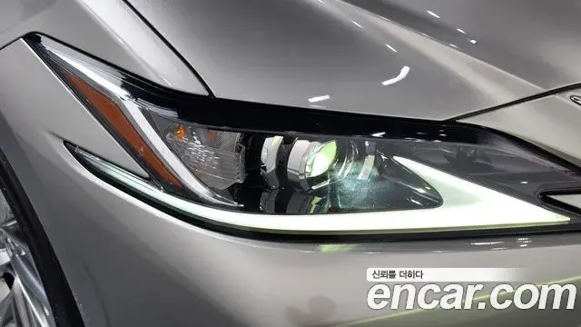 Lexus ES300h 2022 — Photo 8/37