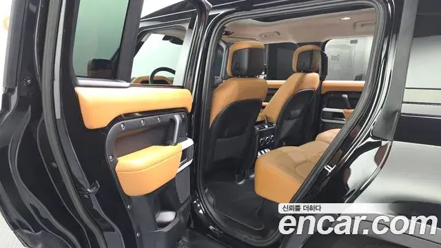 Land Rover Defender 2023 — Photo 19/34