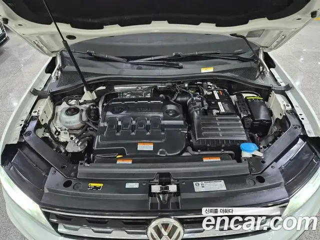 Volkswagen Tiguan 2018 — Şəkil 10/17
