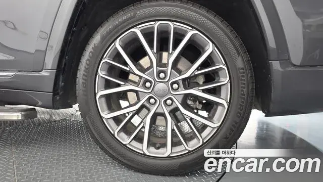 Jeep Grand Cherokee 2022 — Photo 31/39