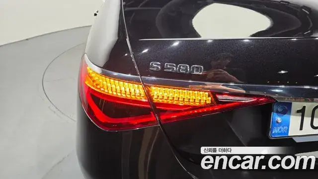 Mercedes-Benz S-Class 2021 — Photo 21/35