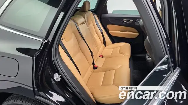 Volvo XC60 2023 — ფოტო 18/36