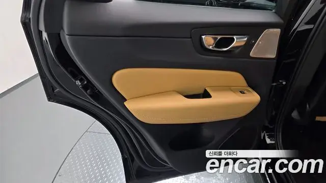 Volvo XC60 2023 — ფოტო 8/36