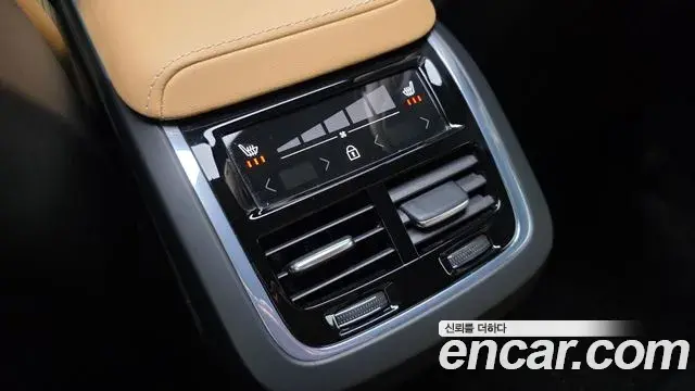 Volvo XC60 2023 — ფოტო 34/36