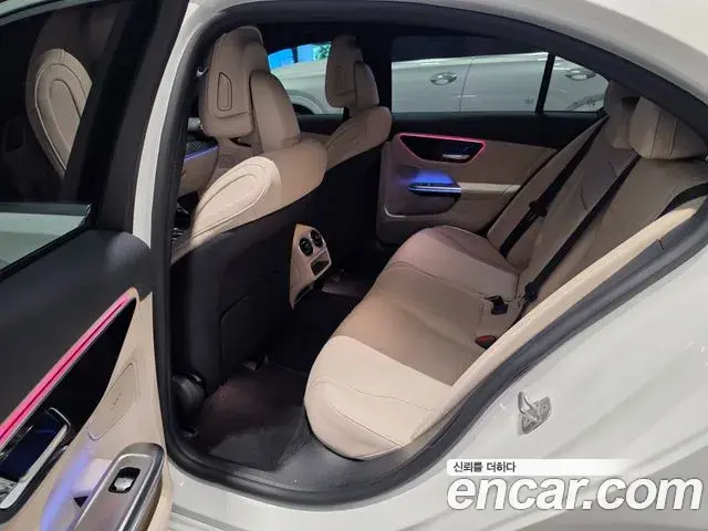 Mercedes-Benz C-Class 2025 — Photo 9/20