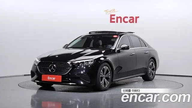 Mercedes-Benz E-Class 2025 — Photo 1/20