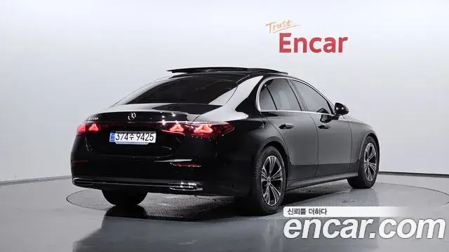 Mercedes-Benz E-Class 2025 — Photo 2/20
