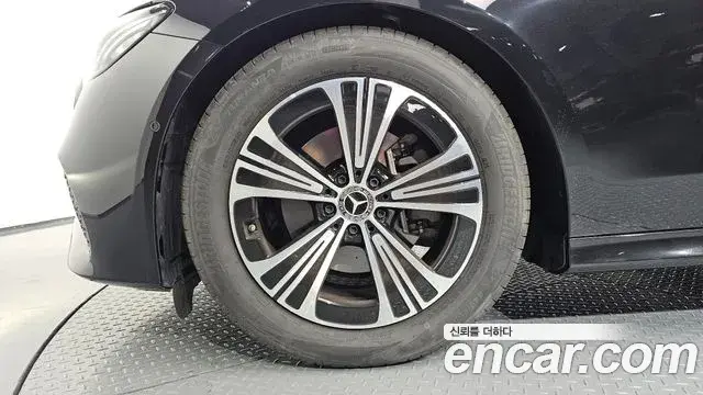 Mercedes-Benz E-Class 2025 — Photo 5/20