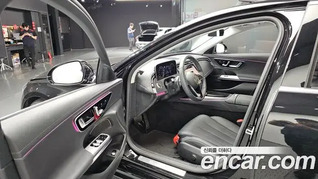 Mercedes-Benz E-Class 2025 — Photo 10/20