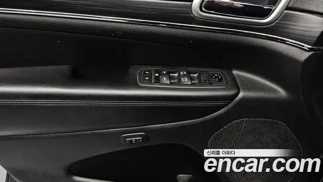 Jeep Grand Cherokee 2019 — Şəkil 16/20