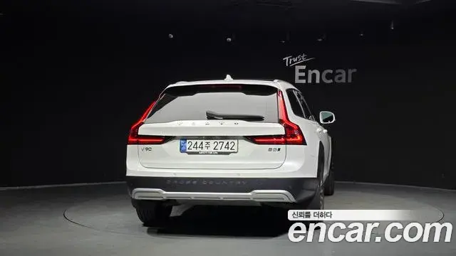 Volvo V90 Cross Country 2024 — ფოტო 8/20