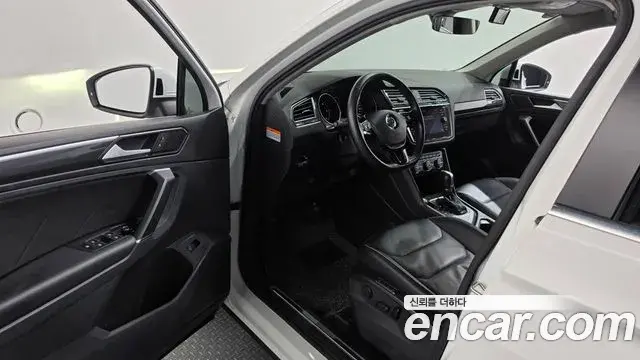 Volkswagen Tiguan 2018 — Фото 10/20