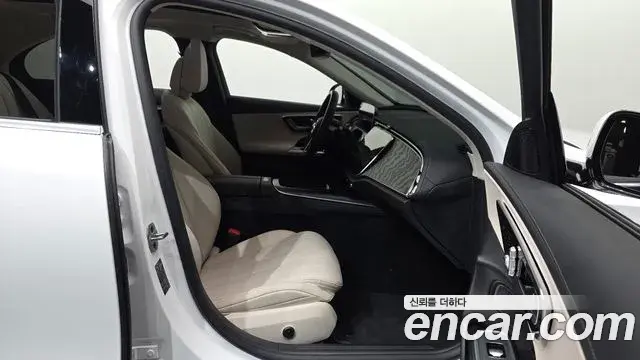 Mercedes-Benz E-Class 2024 — Photo 11/20