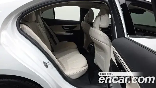 Mercedes-Benz E-Class 2024 — Photo 12/20
