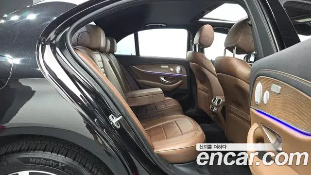 Mercedes-Benz E-Class 2020 — Photo 12/20