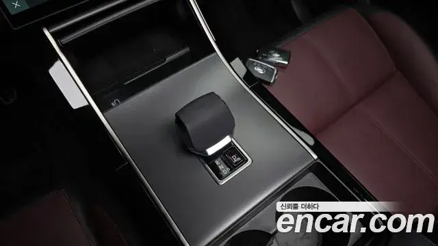 Land Rover Range Rover Velar 2025 — Photo 8/20
