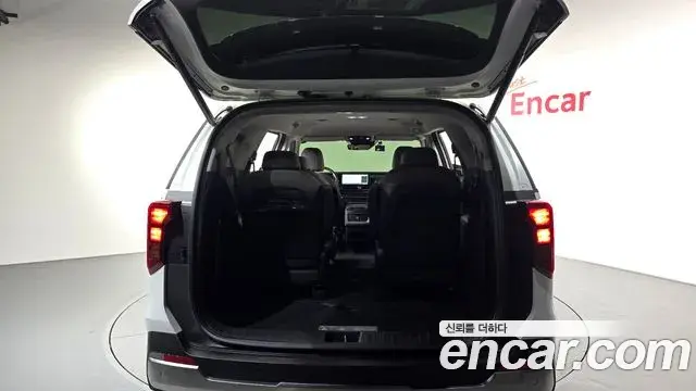 Kia Carnival 2023 — Photo 19/20