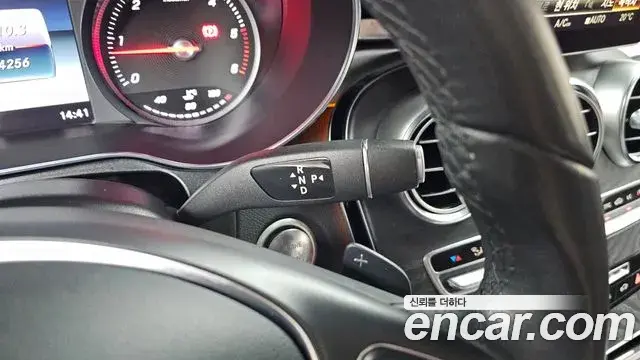 Mercedes-Benz GLC-Class 2018 — Photo 9/20