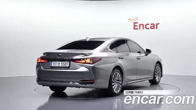 Lexus ES300h 2025 — Photo 2/20