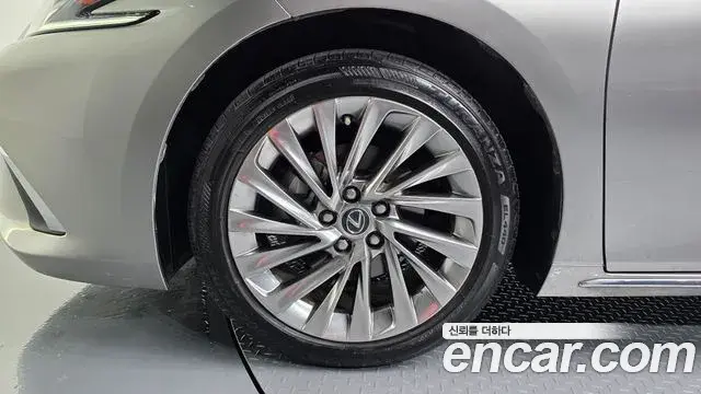 Lexus ES300h 2025 — Photo 5/20