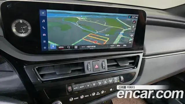 Lexus ES300h 2025 — Photo 16/20